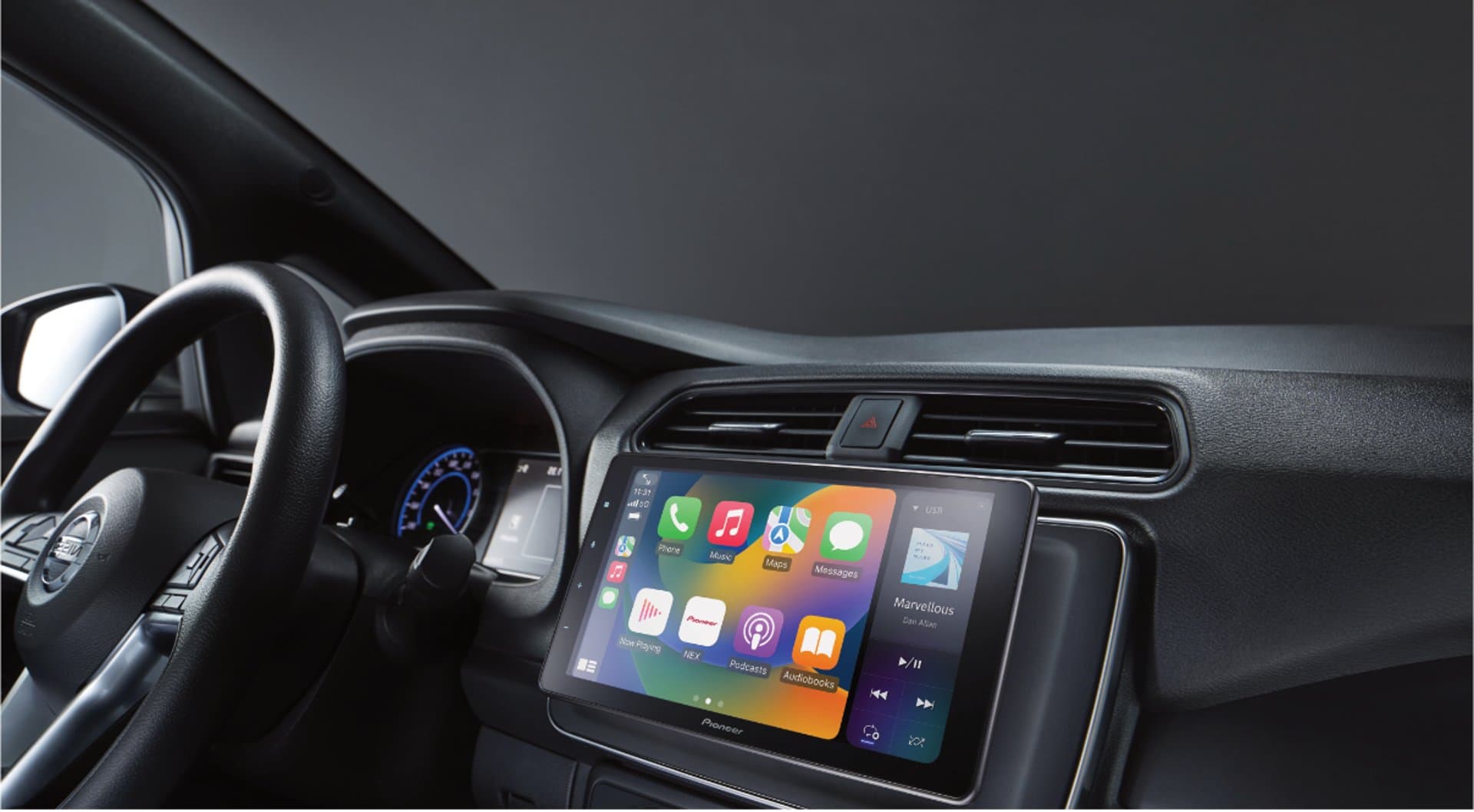 Painel automotivo equipado com central multimídia